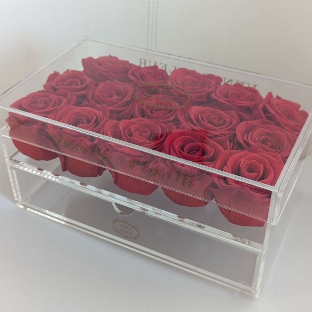 Venus et Fleur Acrylic box with red roses and drawer
